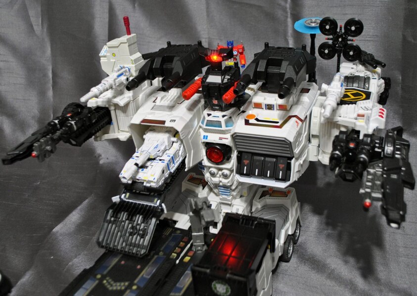 Image Of Custom Generations G1 Metroplex With Deluxe Scale Scamper  (5 of 12)